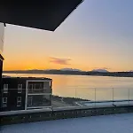 Northern Lights Penthouse 아파트
